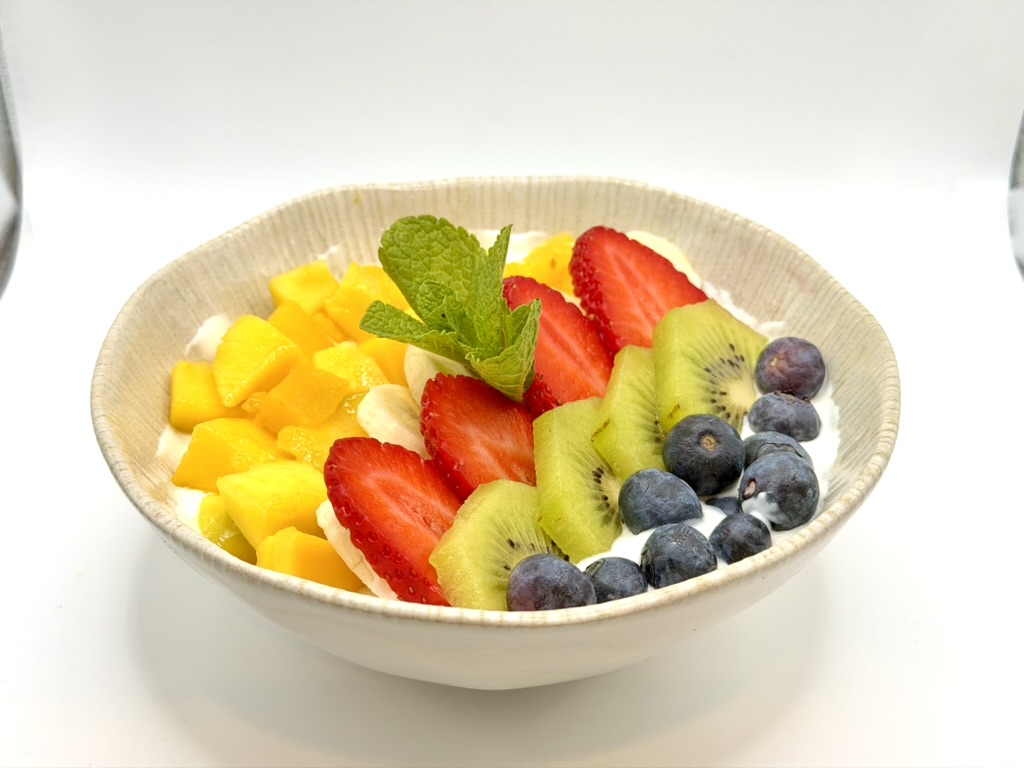 Bowl de fruta fresca y yogur