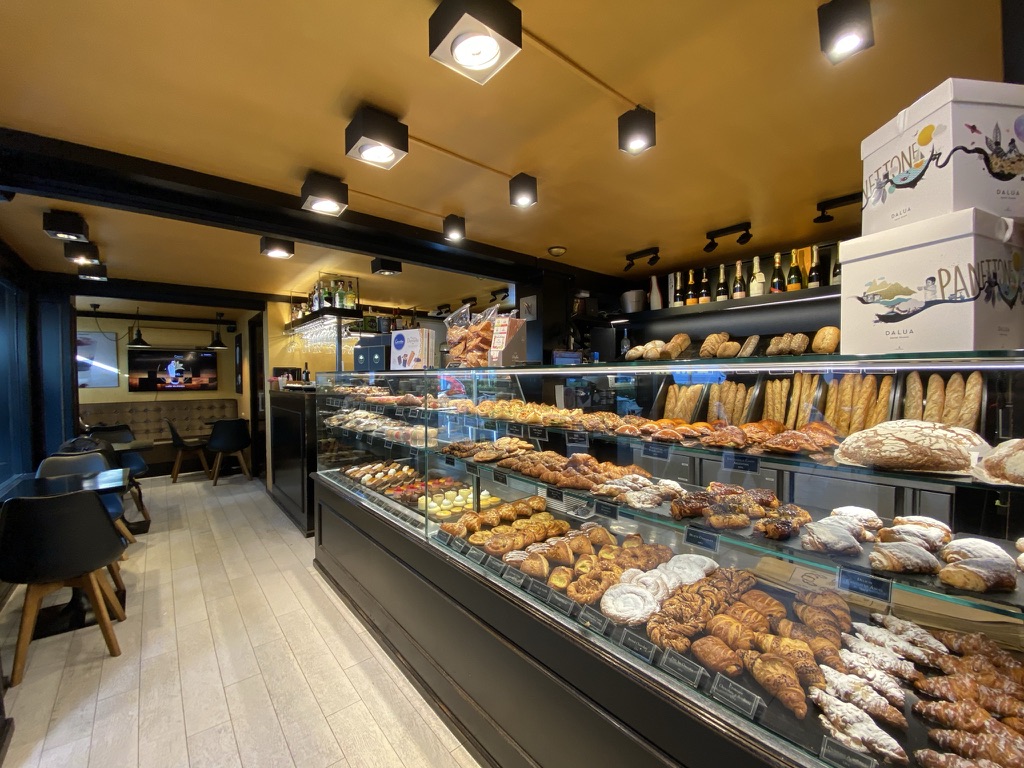 Interior del local con la vitrina principal