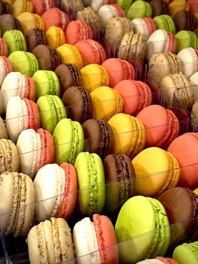Macarons de colores en vitrina