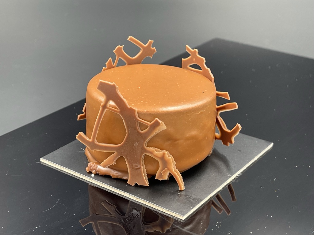 Pastel de caramelo con decoración de chocolate, Caramel et Chocolat